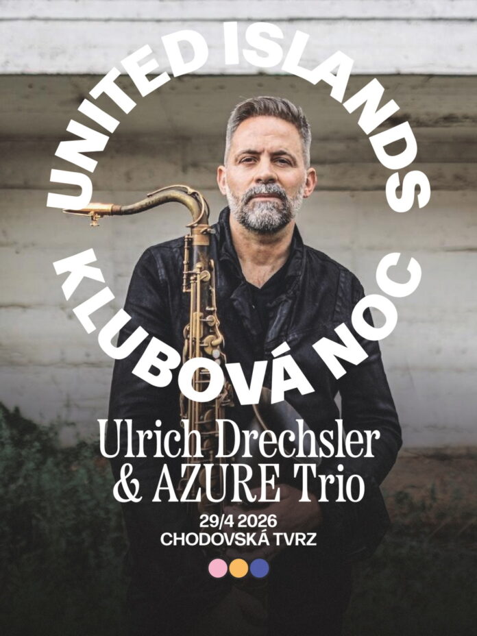Das Bild zeigt den Musiker Ulrich Drechsler mit dem Saxofon, über sein Foto ist die weiße Inschrift „United Islands Klubová noc, Ulrich Drechsler & Azure Trio, 29.4. 19:30, Chodovská tvrz“ zu sehen