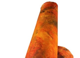 Farbe im Kopf: Kunst im Dialog / Kulturforum Prag Das Bild zeigt eine fliegende orange Papierrolle, die eingewickelt ist. Es handelt sich um das Kunstwerk von Beate Winkler.