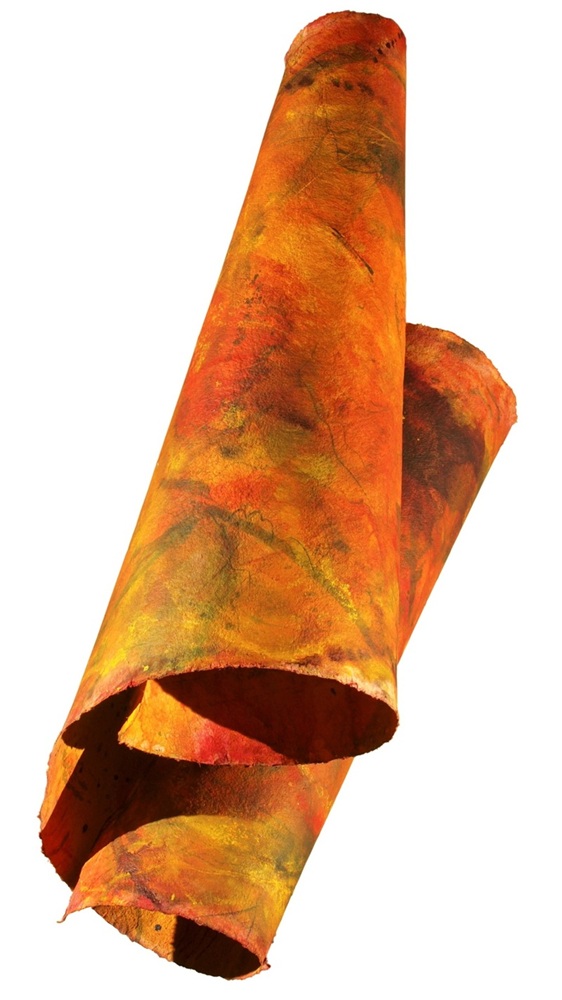 Das Bild zeigt eine fliegende orange Papierrolle, die eingewickelt ist. Es handelt sich um das Kunstwerk von Beate Winkler.