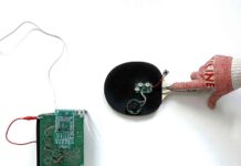 Wien und seine internationalen Affären / Kulturforum Tokio Das Bild zeigt das Ausstellungsplakat. Zu sehen sind zwei Tischtennisschläger, die mit Drähten und akustischen Wiedergabegeräten verbunden sind, sowie eine Halbleitervorrichtung, welche die Kommunikation zwischen beiden Geräten ermöglichen soll. Die soll sinnbildlich für den Austausch zwischen Wien und Tokio stehen.