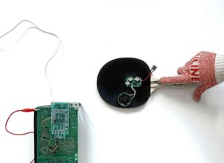 Wien und seine internationalen Affären / Kulturforum Tokio Das Bild zeigt das Ausstellungsplakat. Zu sehen sind zwei Tischtennisschläger, die mit Drähten und akustischen Wiedergabegeräten verbunden sind, sowie eine Halbleitervorrichtung, welche die Kommunikation zwischen beiden Geräten ermöglichen soll. Die soll sinnbildlich für den Austausch zwischen Wien und Tokio stehen.