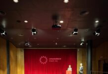 Ruth Beckermann Retrospektive / Botschaft Brasília Das Bild zeigt Ruth Beckermann bei der Eröffnungsrede auf der Bühne des MAM Rio vor dem Publikum der Veranstaltung.