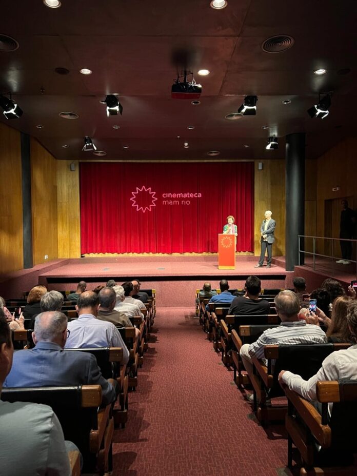 Das Bild zeigt Ruth Beckermann bei der Eröffnungsrede auf der Bühne des MAM Rio vor dem Publikum der Veranstaltung.