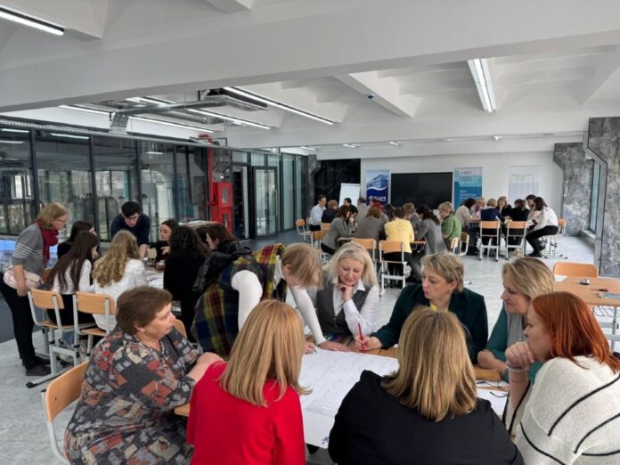 Das Bild zeigt die Diskussion der teilnehmenden LehrerInnen im Rahmen der Workshops.