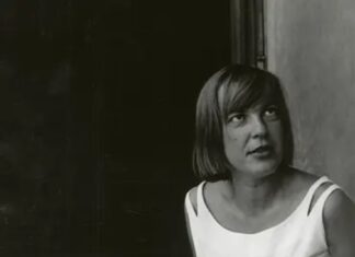 100 Jahre Ingeborg Bachmann / Botschaft Oslo Schwarzweißporträt der Schriftstellerin Ingeborg Bachmann. Sie sitzt seitlich vor einem dunklen Hintergrund und trägt ein ärmelloses, helles Kleid. Ihre Frisur, ein kurzer, glatter Bob umrahmt das Gesicht. Bachmann blickt nach oben rechts außerhalb des Bildausschnitts, ihr Ausdruck wirkt nachdenklich und konzentriert.