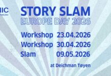 Story Slam „Lost in Translation“ / Botschaft Oslo Grafik im Poster-Design für den Story-Slam zum Europatag 2026. Oben links befindet sich in blau das EUNIC-Logo („EU National Institutes for Culture“), rechts oben das Logo von Story Slam Oslo in einer grünen Sprechblase. In der Mitte steht groß in blauer Schrift: „STORY SLAM – EUROPE DAY 2026“. Darunter folgen die Termine: „Workshop 23.04.2026“, „Workshop 30.04.2026“ und „Slam 09.05.2026“. Am unteren Rand steht „at Deichman Tøyen“. Der Hintergrund zeigt helle, strahlenförmig angeordnete Linien in Blau- und Türkistönen, die von der Bildmitte ausgehen.