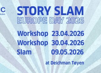 Story Slam „Lost in Translation“ / Botschaft Oslo Grafik im Poster-Design für den Story-Slam zum Europatag 2026. Oben links befindet sich in blau das EUNIC-Logo („EU National Institutes for Culture“), rechts oben das Logo von Story Slam Oslo in einer grünen Sprechblase. In der Mitte steht groß in blauer Schrift: „STORY SLAM – EUROPE DAY 2026“. Darunter folgen die Termine: „Workshop 23.04.2026“, „Workshop 30.04.2026“ und „Slam 09.05.2026“. Am unteren Rand steht „at Deichman Tøyen“. Der Hintergrund zeigt helle, strahlenförmig angeordnete Linien in Blau- und Türkistönen, die von der Bildmitte ausgehen.