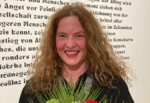 Ruth Mateus-Berr: Die Pflanzenmalerin / Podcast WissensArt Portrait der Künstlerin mit Blumenstrass