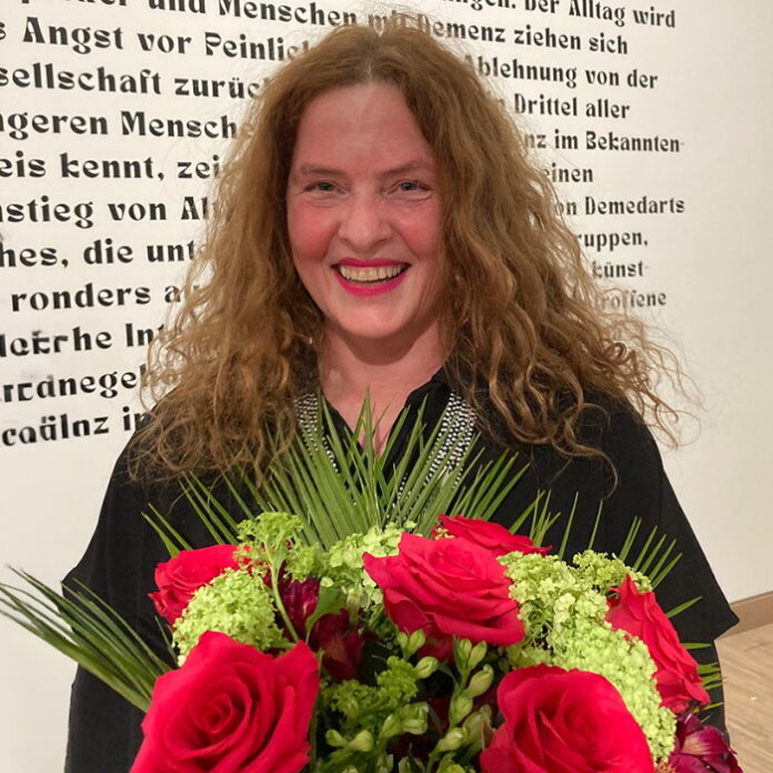 Portrait der Künstlerin mit Blumenstrass