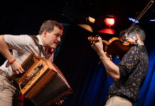 Jakob Steinkellner Duo: Soundkistn / Kulturforum Kairo Das Bild zeigt Jakob Steinkellner (links) an der Harmonika und Tomáš Novak (rechts) an der Geige wie sie gemeinsam musizieren.