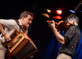 Jakob Steinkellner Duo: Soundkistn / Kulturforum Kairo Das Bild zeigt Jakob Steinkellner (links) an der Harmonika und Tomáš Novak (rechts) an der Geige wie sie gemeinsam musizieren.