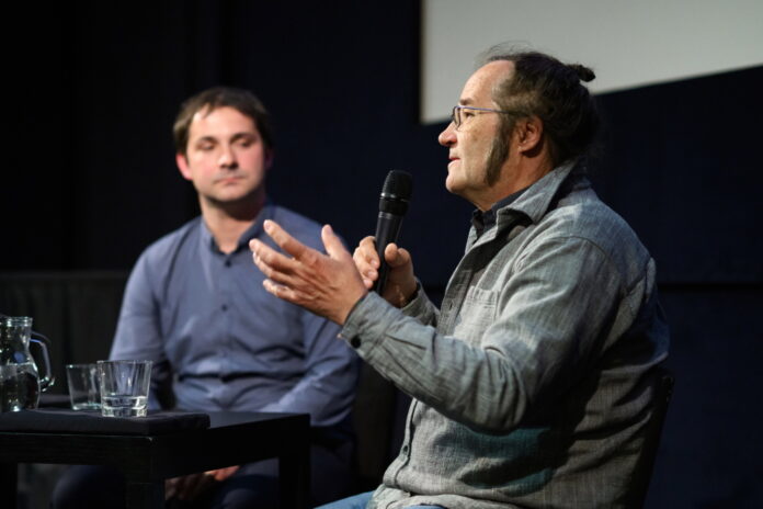 Das Bild zeigt die beiden Kameraleute Peter Zeitlinger und Rok Kajzer Nagode im Gespräch