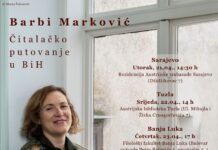 Barbi Marković / Kulturforum Sarajewo Das Bild zeigt eine Frau lächelnd am Fenster sitzen, über ihr und neben ihr ist Text in brauner Farbe mit Infos zur Veranstaltung.