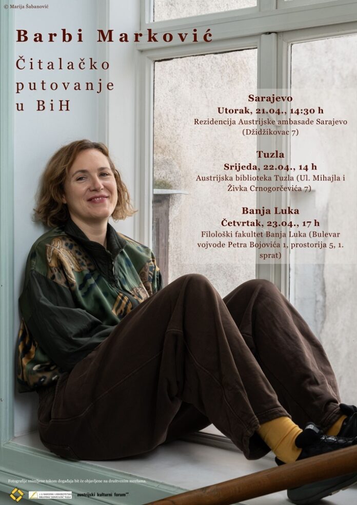 Das Bild zeigt eine Frau lächelnd am Fenster sitzen, über ihr und neben ihr ist Text in brauner Farbe mit Infos zur Veranstaltung.