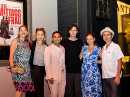 30. Berlin & Beyond Film Festival / Konsulat San Francisco Sandrine Scheller, Marla Emde, Sophoan Soan, Thomas Prenn, Isabella Tomás, Jacques Teisen stehen rechts vor dem Film Plakat von Die Mittags Frau