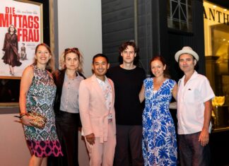 30. Berlin & Beyond Film Festival / Konsulat San Francisco Sandrine Scheller, Marla Emde, Sophoan Soan, Thomas Prenn, Isabella Tomás, Jacques Teisen stehen rechts vor dem Film Plakat von Die Mittags Frau