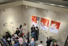 Ausstellung von Ma-El Weiher / Botschaft Baku Das Foto zeigt die zahlreichen Gäste der Eröffnung der Ausstellung „Street Signs“ von Ma-El Weiher in Baku