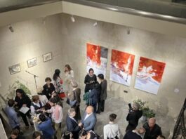 Ausstellung von Ma-El Weiher / Botschaft Baku Das Foto zeigt die zahlreichen Gäste der Eröffnung der Ausstellung „Street Signs“ von Ma-El Weiher in Baku