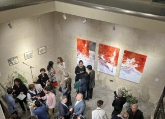 Ausstellung von Ma-El Weiher / Botschaft Baku Das Foto zeigt die zahlreichen Gäste der Eröffnung der Ausstellung „Street Signs“ von Ma-El Weiher in Baku
