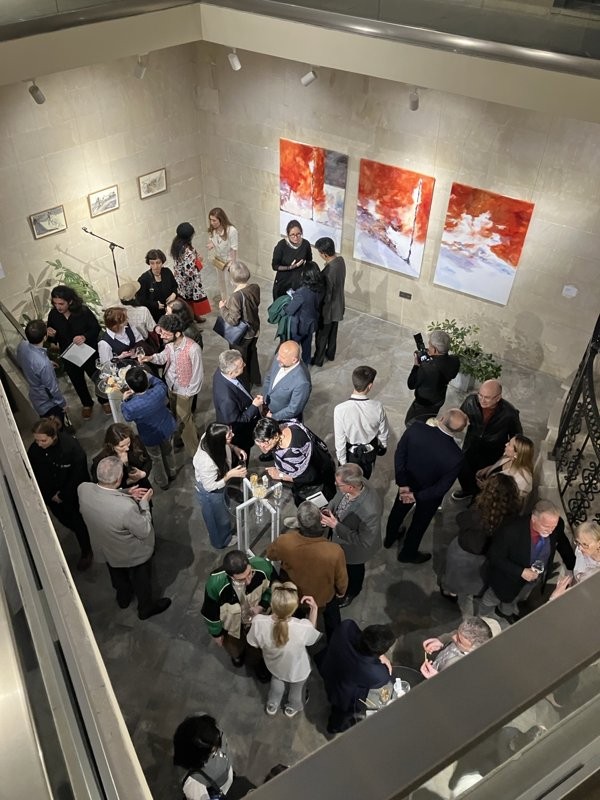 Das Foto zeigt die zahlreichen Gäste der Eröffnung der Ausstellung „Street Signs“ von Ma-El Weiher in Baku