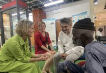 Retour à Dakar / Botschaft Dakar Das Bild zeigt Dr. Gabriele Slezak (Institut für Afrika Wissenschaften, Universität Wien) im Gespräch mit Paul Kaiser (Enkel Walter Pichls) und Aliou Dione Cissé (Vertreter der KOLAMKING SAAFI- Association der Saafen).