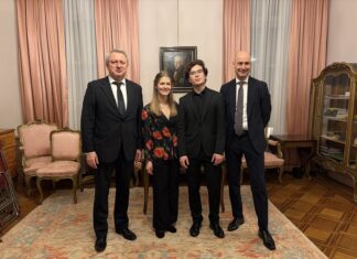 Konzert / Botschaft Den Haag Das Bild zeigt von rechts nach links den ukrainischen Botschafter Andriy Kostin, die österreichische Geigerin Natascha Pichler, den ukrainischen Pianisten Ivan Petrenko und den österreichischen Botschafter Bert Theuermann.