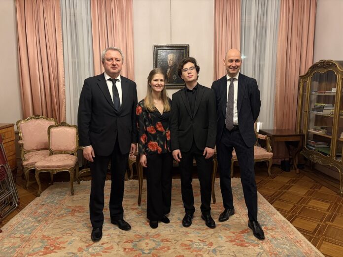 Das Bild zeigt von rechts nach links den ukrainischen Botschafter Andriy Kostin, die österreichische Geigerin Natascha Pichler, den ukrainischen Pianisten Ivan Petrenko und den österreichischen Botschafter Bert Theuermann.