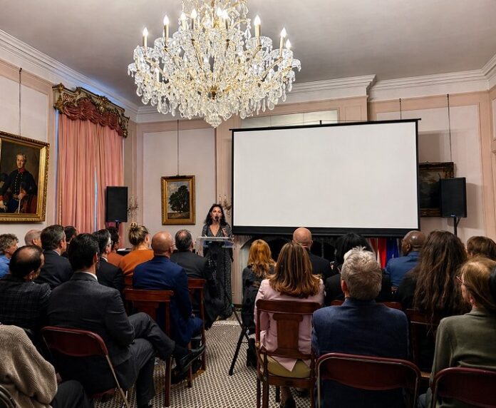 Das Bild zeigt die Filmemacherin Natalie Halla während ihres Vortrags.