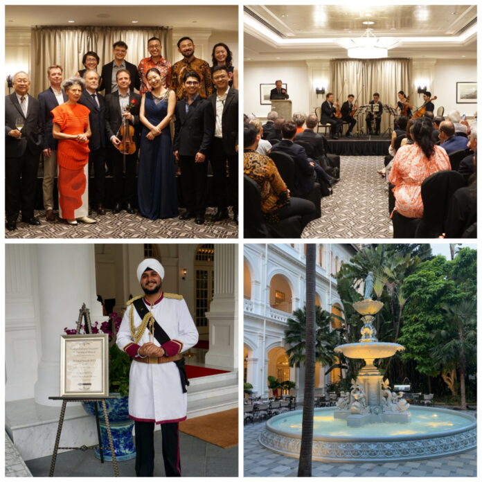 Das Bild zeigt links oben Heng Wing Chan, Siegwald Bütow, Andrea Strohmeier, Peter Storer, Jenny Ang (SSO), Andreas Siles Mellinger, Frank Stadler, DanDan Wang, Kenneth Kwok, Zhao Tian, Jamshid Saydikarov, Li Xin und Cindy Lee, rechts oben die Musiker des Mozarteum Orchesters & SSO und Peter Storer, Raffles Doorman / Springbrunnen