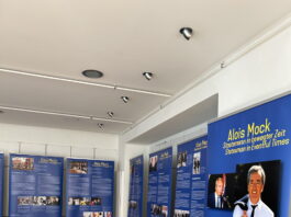Ausstellung / Kulturforum Zagreb Es ist die Ausstellung zu sehen. Mehrere Panele mit Fotos und Text.