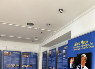 Ausstellung / Kulturforum Zagreb Es ist die Ausstellung zu sehen. Mehrere Panele mit Fotos und Text.