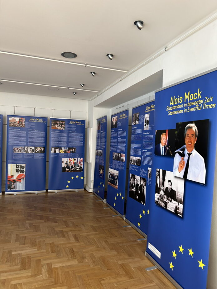 Es ist die Ausstellung zu sehen. Mehrere Panele mit Fotos und Text.