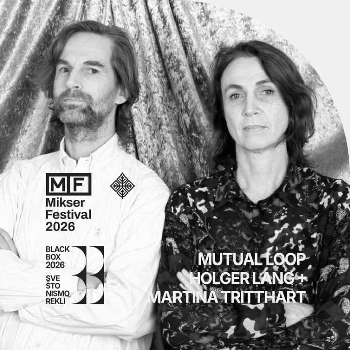 Das Bild zeigt ein Foto in Schwarz-Weiß von Holger Lang und Martina Tritthart. Rechts steht der Name „Mutual Loop: Holger Lang + Martina Tritthart“, links steht „Mikser Festival 2026, das Logo, sowie „Black Box 2026, Sve Sto Nismo Rekli“.