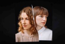 Duo Mina Mas / Kulturforum New York Porträt des österreichischen Duos mina mas: Zwei Frauen blicken in entgegengesetzte Richtungen, ihre Gesichter werden durch eine vertikale gerissene Linie in der Bildmitte getrennt. Der dunkle Hintergrund und die fragmentierte Komposition greifen das Thema von Brüchen und Verdichtung visuell auf.