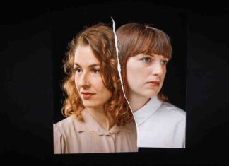 Duo Mina Mas / Kulturforum New York Porträt des österreichischen Duos mina mas: Zwei Frauen blicken in entgegengesetzte Richtungen, ihre Gesichter werden durch eine vertikale gerissene Linie in der Bildmitte getrennt. Der dunkle Hintergrund und die fragmentierte Komposition greifen das Thema von Brüchen und Verdichtung visuell auf.