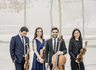 Wiener Abende mit dem Minetti Quartett / Kulturforum Paris Das Bild zeigt das Minetti Quartett - zwei Männer und zwei Frauen mit ihren Musikinstrumenten