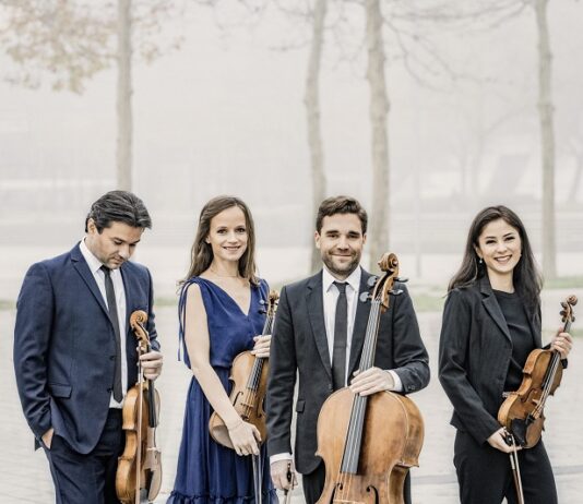 Wiener Abende mit dem Minetti Quartett / Kulturforum Paris Das Bild zeigt das Minetti Quartett - zwei Männer und zwei Frauen mit ihren Musikinstrumenten