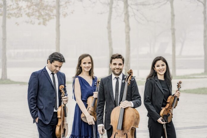 Das Bild zeigt das Minetti Quartett - zwei Männer und zwei Frauen mit ihren Musikinstrumenten