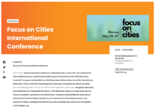 Focus on Cities Conference / Kulturforum Warschau Großformatiges Werbebanner zur „Focus on Cities International Conference“. Der obere Bereich ist in einem orangefarbenen Farbverlauf gestaltet. Links steht in großen weißen Buchstaben der Titel „Focus on Cities International Conference“. Darüber befindet sich ein kleines weißes Label mit der Aufschrift „Konferenz“. Rechts oben ist ein rechteckiges Bild mit grün-blauem Hintergrund zu sehen. Darauf steht in schwarzer Schrift „focus on cities“ sowie darunter „Warsaw May 28–29th“. Rechts unten befindet sich ein weißes Informationsfeld mit den Angaben: „28.05 – 29.05.2026“, „Wirtschaftshochschule in Warschau“, „Al. Niepodległości 162, Warschau“ sowie der Hinweis „Freie Teilnahme nach Registrierung“. Im unteren linken Bereich sind Social-Media-Symbole für Facebook, Twitter, Pinterest und E-Mail angeordnet. Daneben folgt ein längerer Beschreibungstext zur Konferenz mit Angaben zu Veranstaltern und unterstützenden Institutionen.