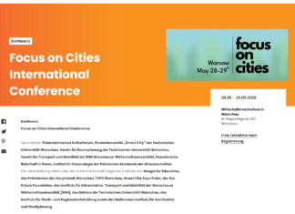 Focus on Cities Conference / Kulturforum Warschau Großformatiges Werbebanner zur „Focus on Cities International Conference“. Der obere Bereich ist in einem orangefarbenen Farbverlauf gestaltet. Links steht in großen weißen Buchstaben der Titel „Focus on Cities International Conference“. Darüber befindet sich ein kleines weißes Label mit der Aufschrift „Konferenz“. Rechts oben ist ein rechteckiges Bild mit grün-blauem Hintergrund zu sehen. Darauf steht in schwarzer Schrift „focus on cities“ sowie darunter „Warsaw May 28–29th“. Rechts unten befindet sich ein weißes Informationsfeld mit den Angaben: „28.05 – 29.05.2026“, „Wirtschaftshochschule in Warschau“, „Al. Niepodległości 162, Warschau“ sowie der Hinweis „Freie Teilnahme nach Registrierung“. Im unteren linken Bereich sind Social-Media-Symbole für Facebook, Twitter, Pinterest und E-Mail angeordnet. Daneben folgt ein längerer Beschreibungstext zur Konferenz mit Angaben zu Veranstaltern und unterstützenden Institutionen.