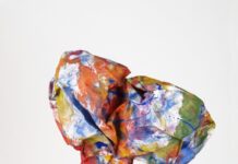 Imagine Arts & Ideas / Kulturforum Prag Das Bild zeigt ein aus handgemachtem Papier erzeugtes Werk der Künstlerin Beate Winkler. Es handelt sich um eine große Papierkugel, die bunt bemalt ist.
