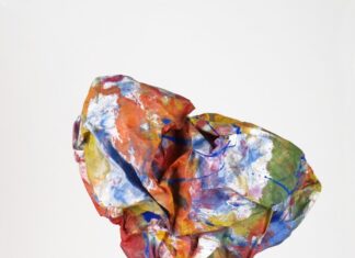 Imagine Arts & Ideas / Kulturforum Prag Das Bild zeigt ein aus handgemachtem Papier erzeugtes Werk der Künstlerin Beate Winkler. Es handelt sich um eine große Papierkugel, die bunt bemalt ist.