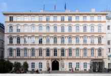 Geschichte der Österreichischen Diplomatie / ORF Podcast Das Bild ist eine Collage aus einem alten Foto des Bundeskanzleramtes und einem neuen Foto des Aussenministeriums.