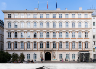 Geschichte der Österreichischen Diplomatie / ORF Podcast Das Bild ist eine Collage aus einem alten Foto des Bundeskanzleramtes und einem neuen Foto des Aussenministeriums.