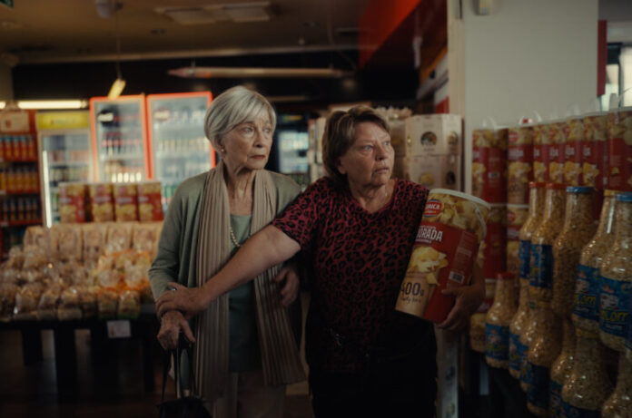 Das Bild zeigt eine Szene aus dem Film, auf dem zwei Frauen zu sehen sind