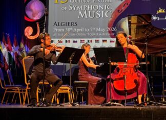 Accio Piano Trio / Botschaft Algier Anlässlich des 15. Internationalen Festivals für symphonische Musik , an dem Musikerinnen und Musiker aus 21 Ländern teilnahmen, gab das Accio Piano Trio (aus dem NASOM-Programm) glanzvolle Konzerte im Opernhaus von Algier und im Regionaltheater von Oran. Abseits der Bühne lag den Musikern der Austausch besonders am Herzen: Bei einer Masterclass am Musikinstitut von Algier teilten sie ihr Können mit jungen Talenten aus dem ganzen Land. Zudem spielte das Trio im Botanischen Garten von Hamma (Jardin d'Essai). Der Höhepunkt der Tournee war ihre emotionale Hommage an die algerische Kultur: Eine meisterhafte Interpretation des berühmten Klassikers Ya Rayah, arrangiert von Maestro Said Lotfi, die die Herzen des Publikums im Sturm eroberte.