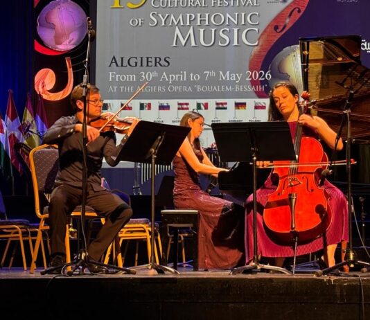 Accio Piano Trio / Botschaft Algier Anlässlich des 15. Internationalen Festivals für symphonische Musik , an dem Musikerinnen und Musiker aus 21 Ländern teilnahmen, gab das Accio Piano Trio (aus dem NASOM-Programm) glanzvolle Konzerte im Opernhaus von Algier und im Regionaltheater von Oran. Abseits der Bühne lag den Musikern der Austausch besonders am Herzen: Bei einer Masterclass am Musikinstitut von Algier teilten sie ihr Können mit jungen Talenten aus dem ganzen Land. Zudem spielte das Trio im Botanischen Garten von Hamma (Jardin d'Essai). Der Höhepunkt der Tournee war ihre emotionale Hommage an die algerische Kultur: Eine meisterhafte Interpretation des berühmten Klassikers Ya Rayah, arrangiert von Maestro Said Lotfi, die die Herzen des Publikums im Sturm eroberte.