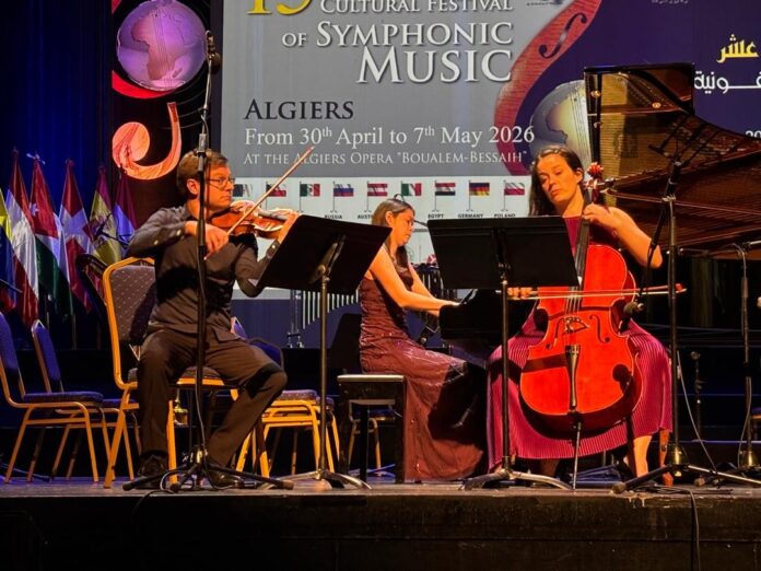 Anlässlich des 15. Internationalen Festivals für symphonische Musik , an dem Musikerinnen und Musiker aus 21 Ländern teilnahmen, gab das Accio Piano Trio (aus dem NASOM-Programm) glanzvolle Konzerte im Opernhaus von Algier und im Regionaltheater von Oran. Abseits der Bühne lag den Musikern der Austausch besonders am Herzen: Bei einer Masterclass am Musikinstitut von Algier teilten sie ihr Können mit jungen Talenten aus dem ganzen Land. Zudem spielte das Trio im Botanischen Garten von Hamma (Jardin d'Essai). Der Höhepunkt der Tournee war ihre emotionale Hommage an die algerische Kultur: Eine meisterhafte Interpretation des berühmten Klassikers Ya Rayah, arrangiert von Maestro Said Lotfi, die die Herzen des Publikums im Sturm eroberte.
