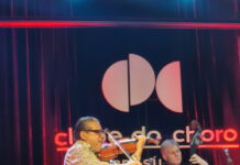 Jazz-Konzerte / Botschaft Brasília Das Bild zeigt den österreichischen Jazz-Geiger Rudi Berger beim Spiel auf der Bühne des Clube do Choro in Brasília, gemeinsam mit einem brasilianischen Kontrabassisten und einem portugiesischen Gitarristen.