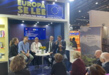 Buchmesse Buenos Aires / Botschaft Buenos Aires Das Bild zeigt die ukrainische Autorin Eugenia Kuznetsova, den ukrainischen Autor Artem Chapeye sowie den österreichischen Botschafter Gerhard Mayer und den ukrainischen Botschafter Yurii Klymenko samt Moderatorin auf der Feria del Libro im Gespräch.